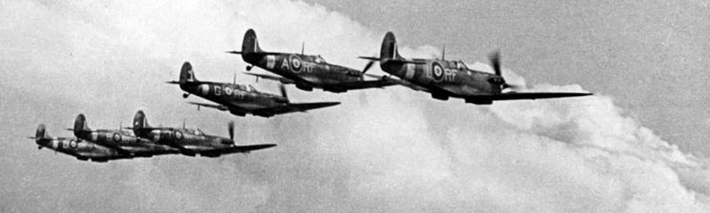 Samoloty Spitfire polskiego 303 Dywizjonu Myśliwskiego podczas lotu/ foto: NAC